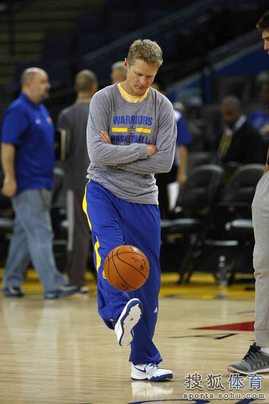 前方图:科尔脚踩风火球指挥 双脚颠球轻松自如