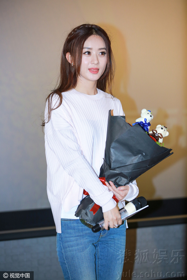 粉色公主风！赵丽颖情人节前夕获玫瑰显娇羞(图)