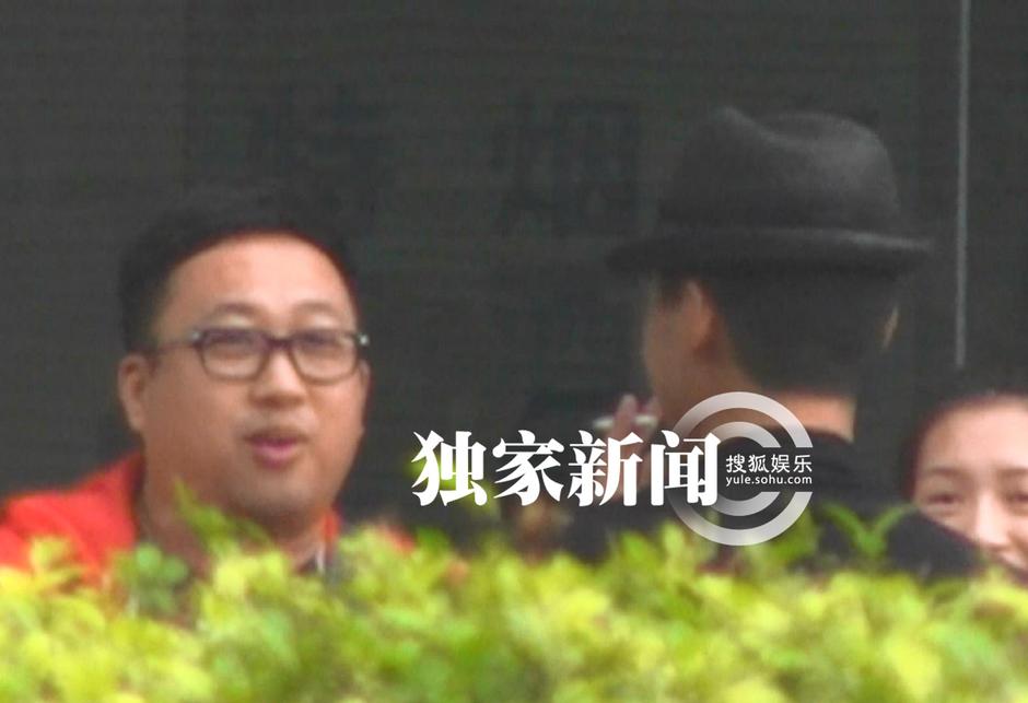 【转载】 独家:陆毅变现代造型 路边与于正抽烟聊天