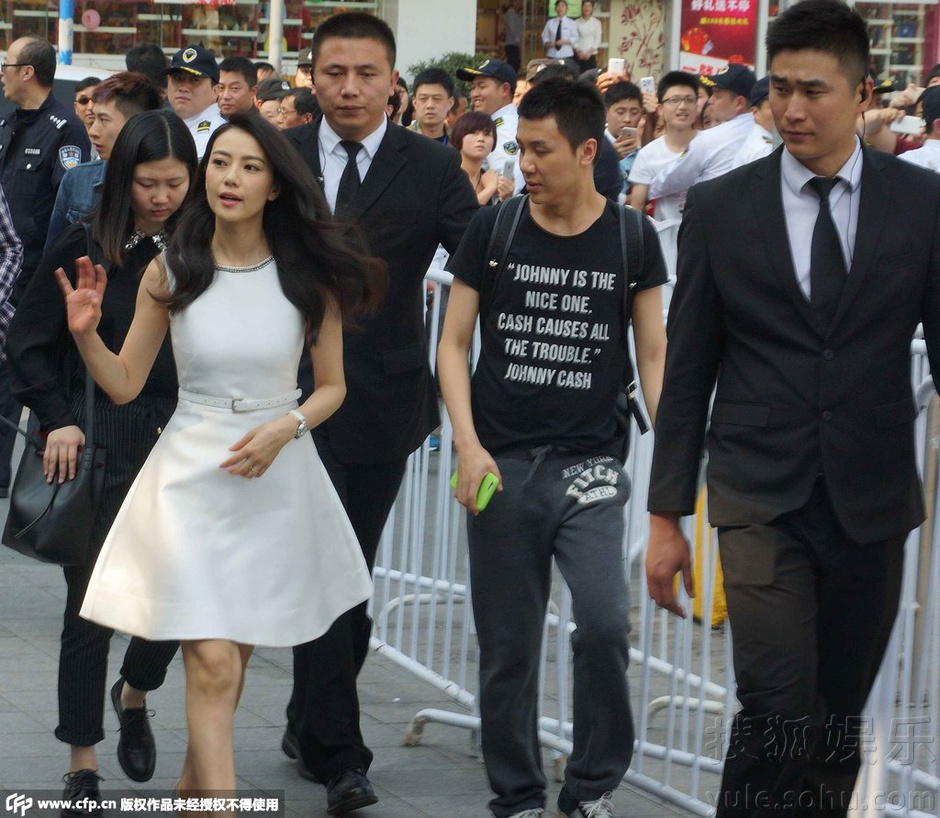 <em>高圆圆</em>上海捞金挥手显亲和 获保安拉人墙显排