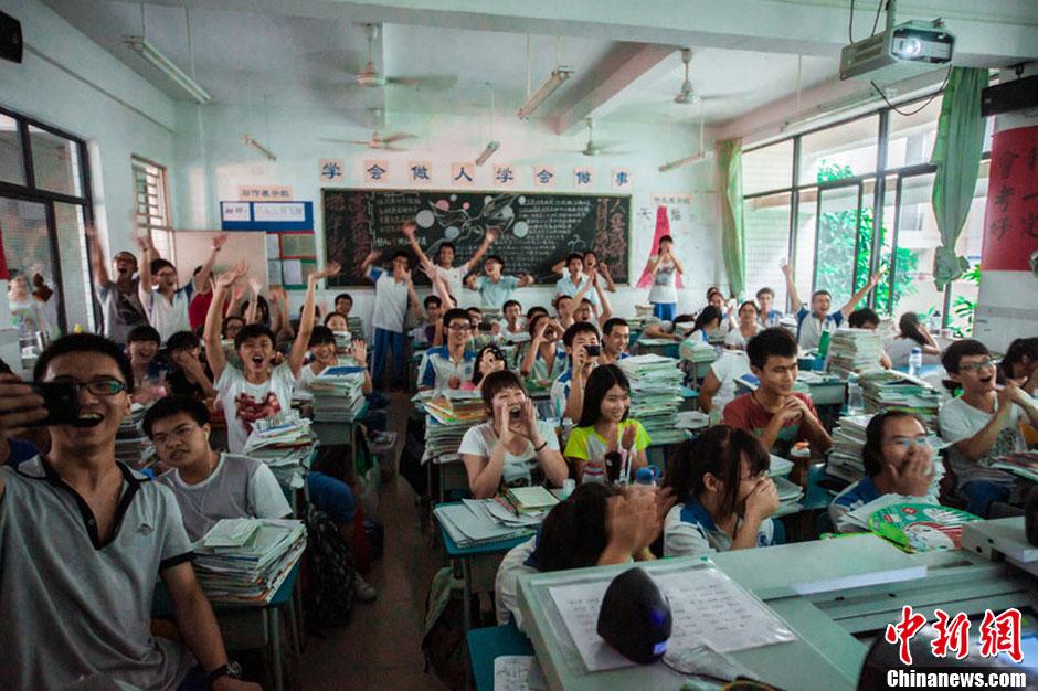 6月3日，广东省惠州市，华罗庚中学高三（2）班的同学们正在集体“飙歌”，班会俨然成了“演唱会”，教室也就成了“KTV”。