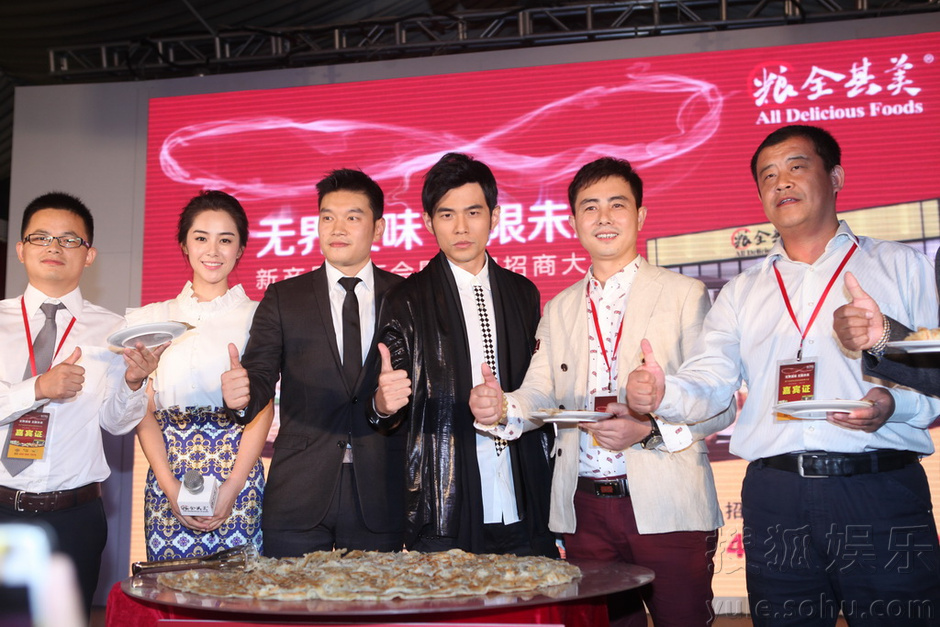 美 搜狐娱乐讯 (刘方纯/图文)昨日,身为代言人的周杰伦与女演员孟丽