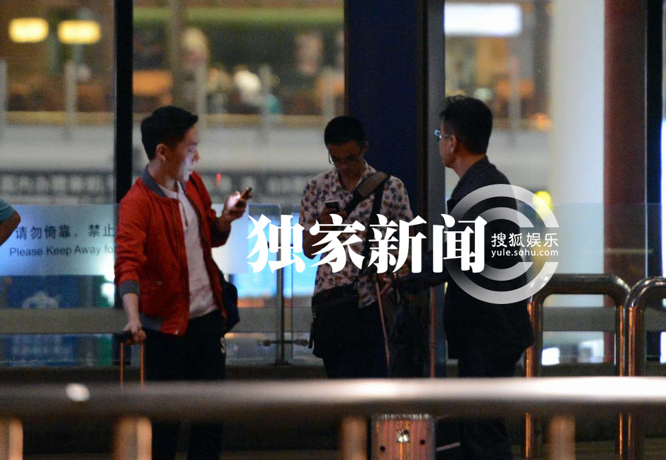 场门口等车换眼镜6827991-娱乐频道图片库