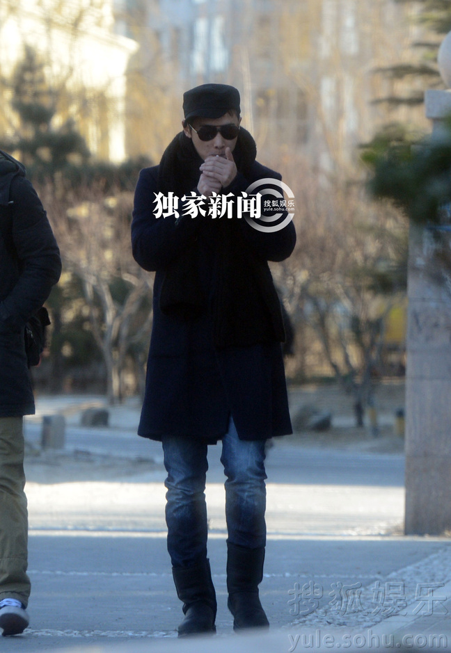 独家:罗晋回京烟瘾大作 机场外找人对火61581