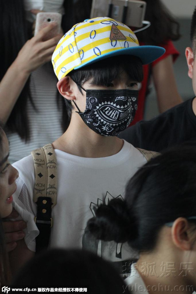 TFboys王源口罩遮面抵京 获助理开道艰难突围