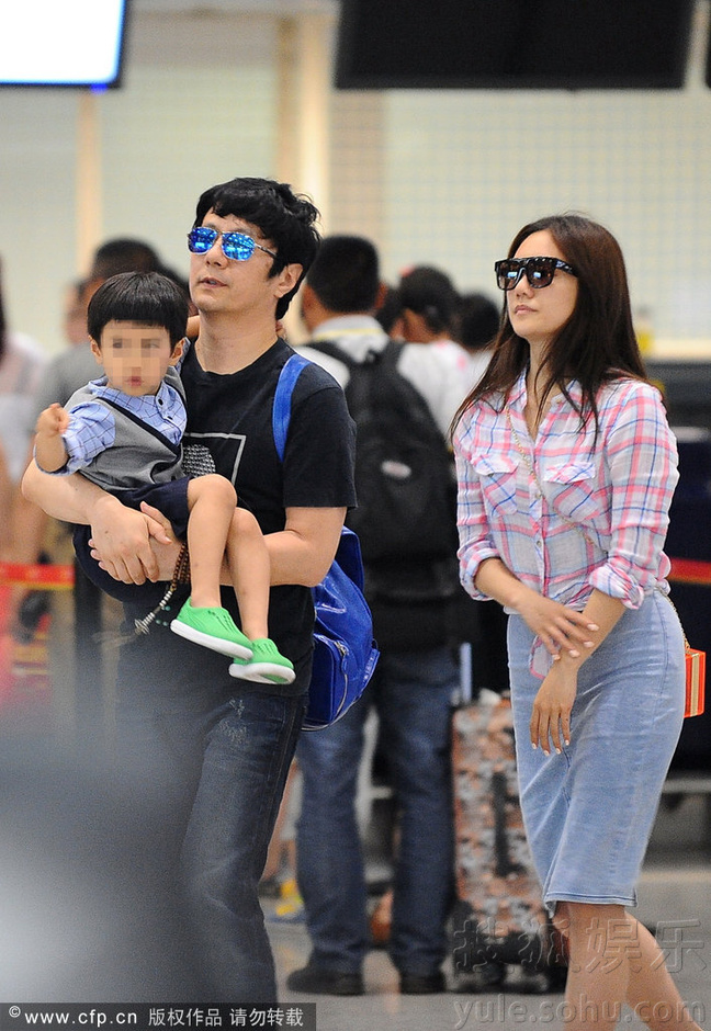 郑钧刘芸机场送别儿子不舍 萌娃摆pose妈妈拍照6809091-娱乐频道图片库-大视野-搜狐