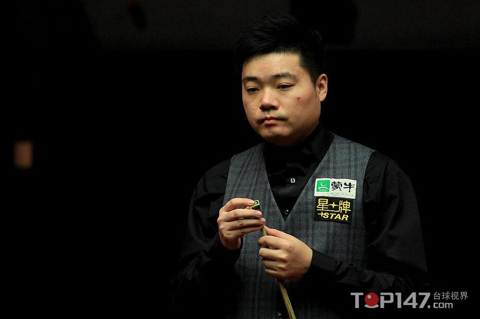 高清图:德国大师赛丁俊晖夺冠 微笑捧杯显腼腆