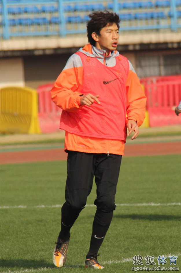 高清:武汉卓尔适应场地训练 新华路球场换新装