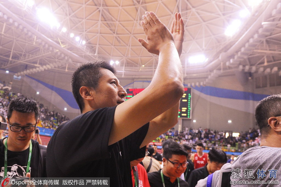 高清图:全运篮球辽宁战新疆 周琦手指受伤流血