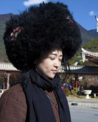 《中国梦之声》女神央吉玛吸烟照曝光