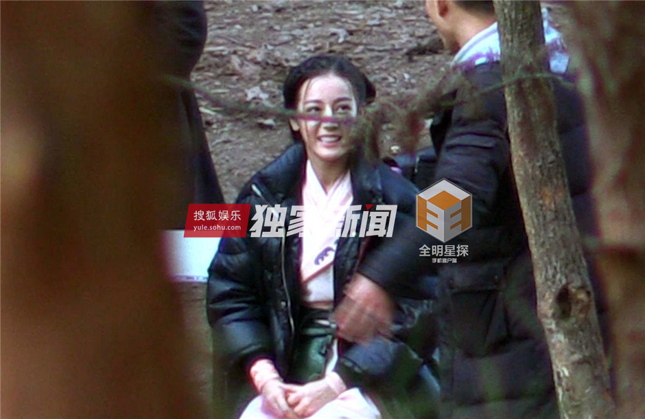 独家:迪式害怕表情包 迪丽热巴戏外逗狗受惊吓