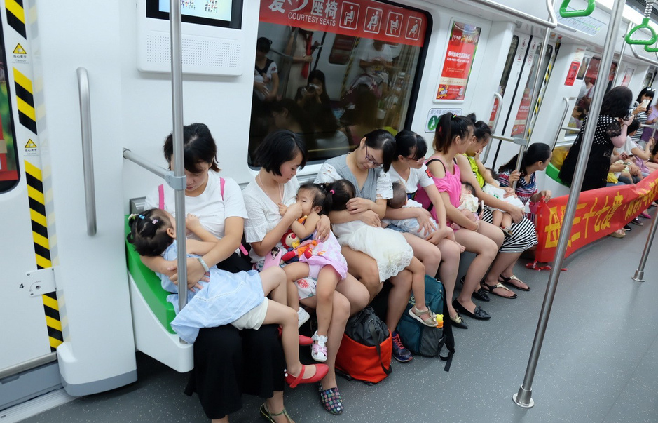世界母乳喂养周 50多位辣妈地铁集体哺乳