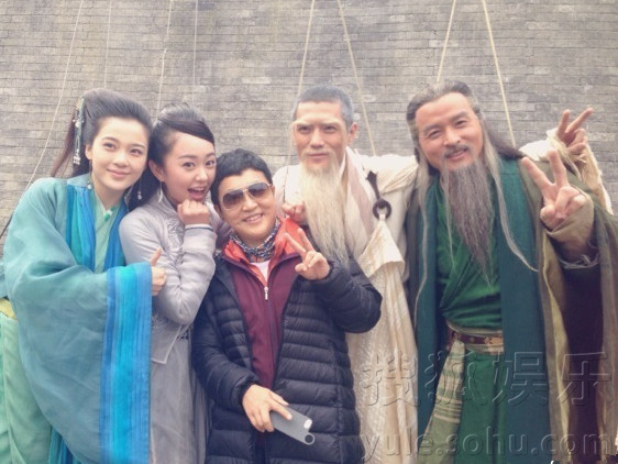 孙耀琦《神雕侠侣》杀青 微博晒温馨合影(1\/9)