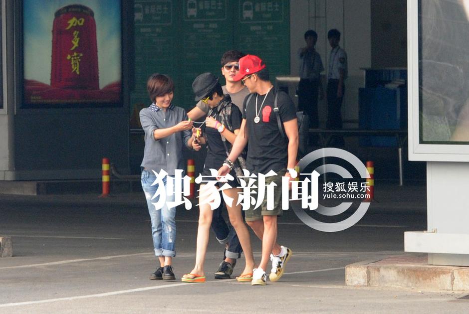 独家:郭京飞携妻接机陆毅夫妇 四人亲密说笑5