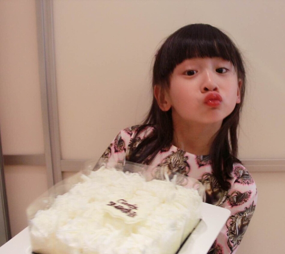 森碟棒生日晒九连拍那子 摆各种pose激萌可爱
