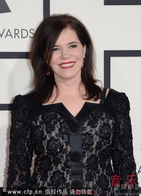 第56届格莱美红毯 歌手Lorraine挠头尴尬登场(