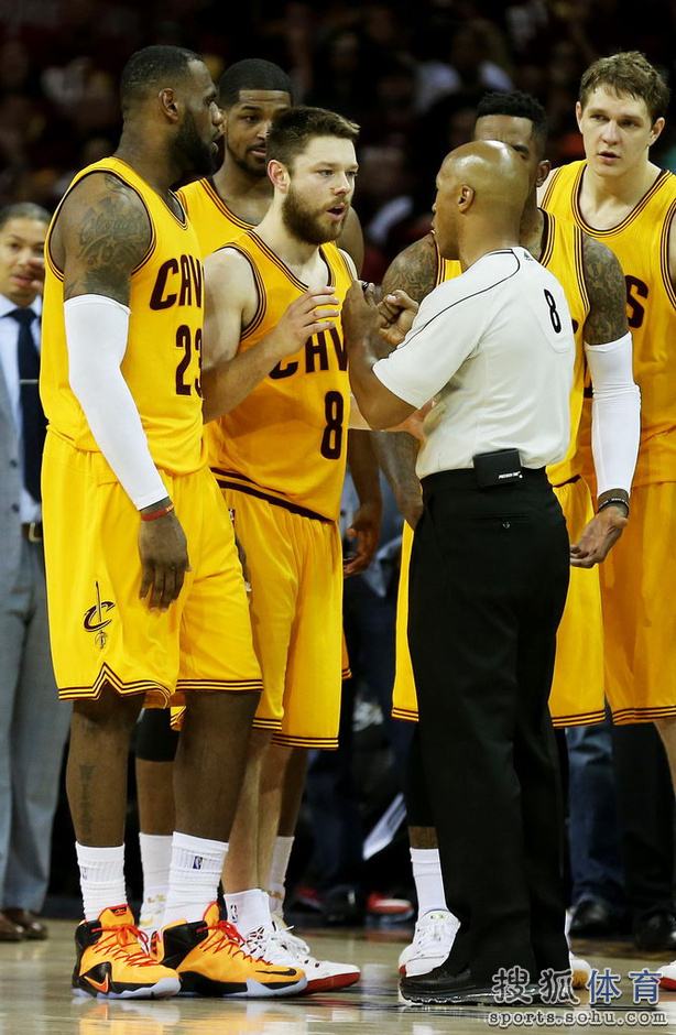 精疲力尽!詹皇以球撑地 库里消瘦背影落寞(图)