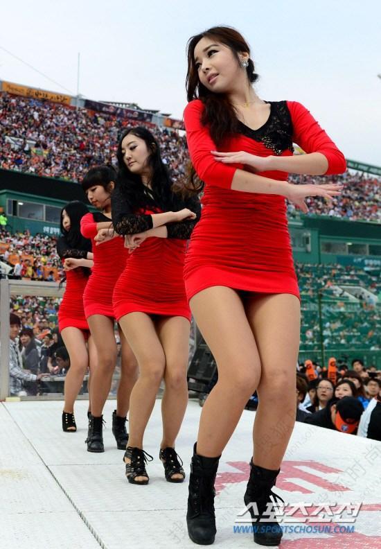 韩国职棒拉拉队长腿美女超短裤5025495-搜狐时尚