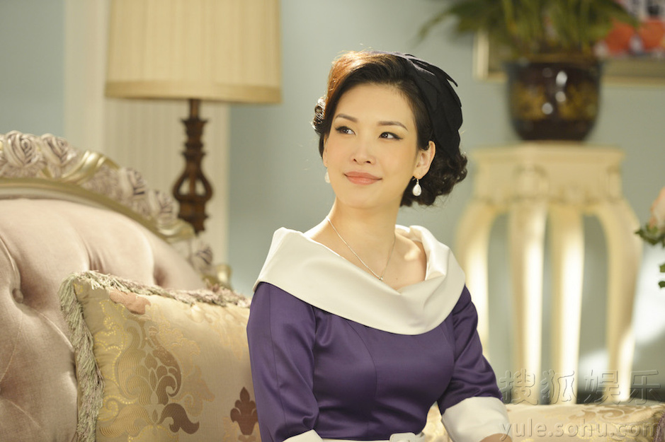 开播以来创下傲人成绩,超模转型演员颇为成功的女星佟晨洁诠释的上海