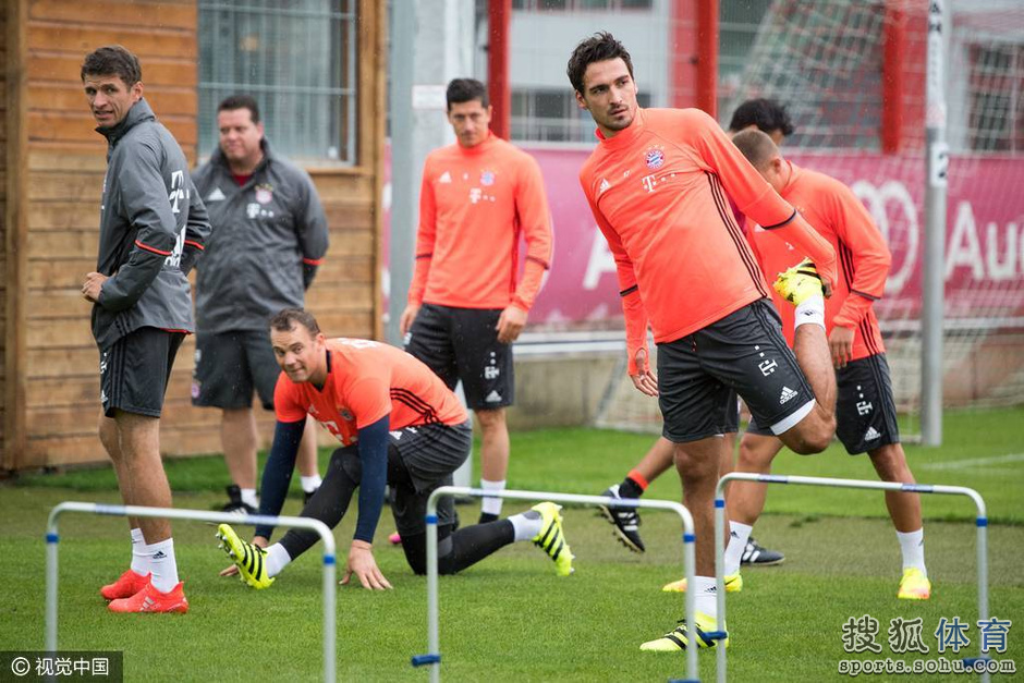 高清图:狐媚桑切斯归队首训 铁闸摊手在讲解啥