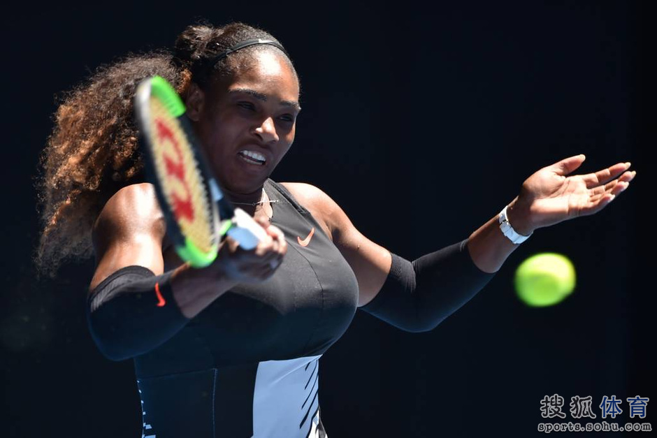 高清图:小威大力发球露霸气 双臂握拍肌肉暴现