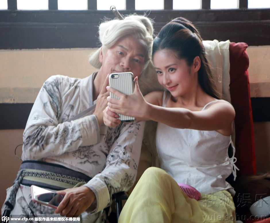 颖儿穿吊带露锁骨 与罗家英比剪刀手自拍7887