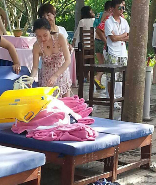 李小璐携全家赴海南游玩 穿泳衣戏水大秀身材