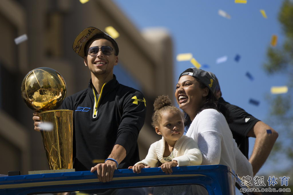 勇士夺冠游行库里全家总动员 50万球迷嗨爆(图