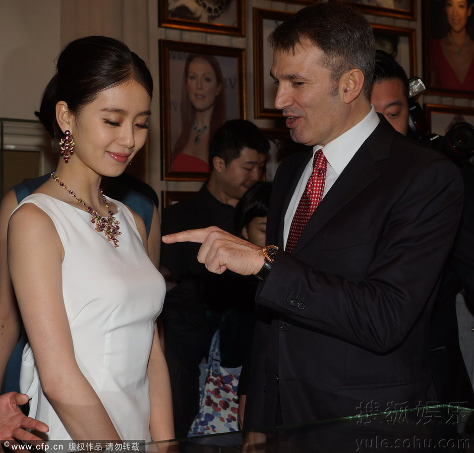 刘诗诗着露背礼服秀身段 与老外嗨聊频遭偷瞄