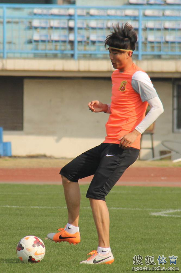 高清:武汉卓尔适应场地训练 新华路球场换新装