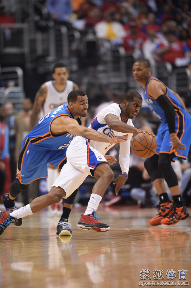 高清:雷霆VS快船杜兰特运球突破 威少力压保罗