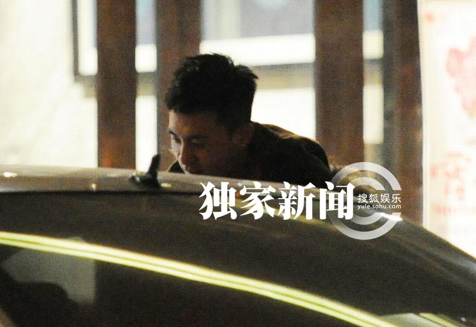 阿斯顿马丁豪车回家,不差钱的杜淳爱情也得意,幸福甜蜜全全写高清图片