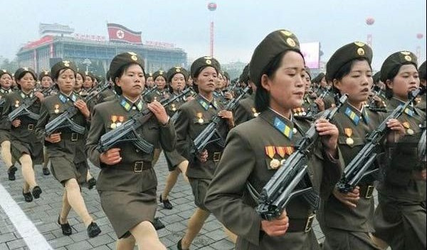 金正恩视察<em>女兵</em>激动簇拥 朝鲜<em>女兵真实生活</em>60