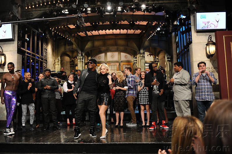 Lady Gaga出镜《周六夜现场》 造型搞笑秀新