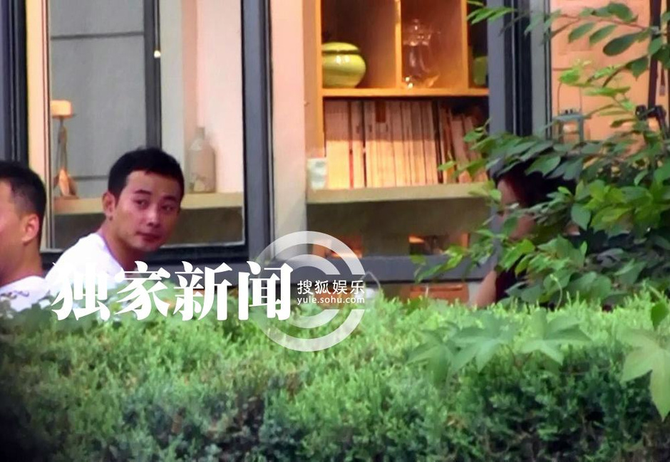 独家:罗晋会友吃饭 与美女喝咖啡后一起回家