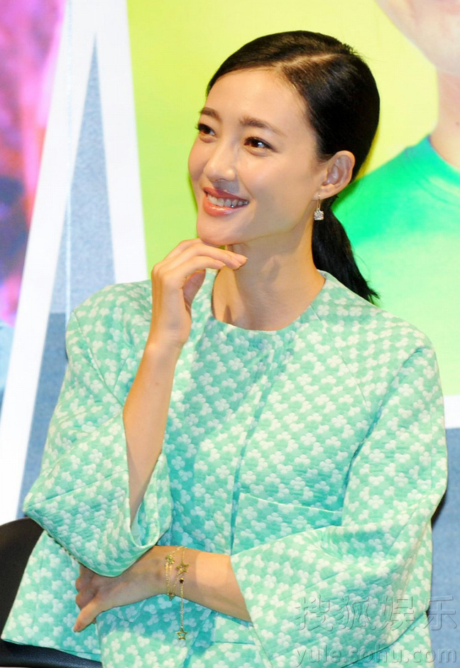 王丽坤自曝拍戏误伤工作人员 为表歉意端茶倒水