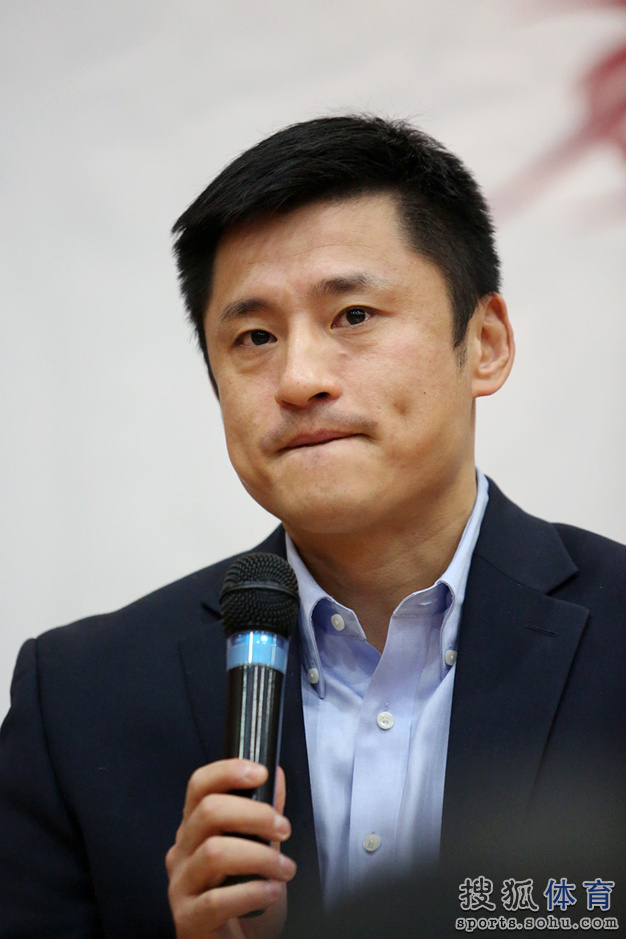 高清图:王海滨新书发布会 弟子雷声送生日蛋糕