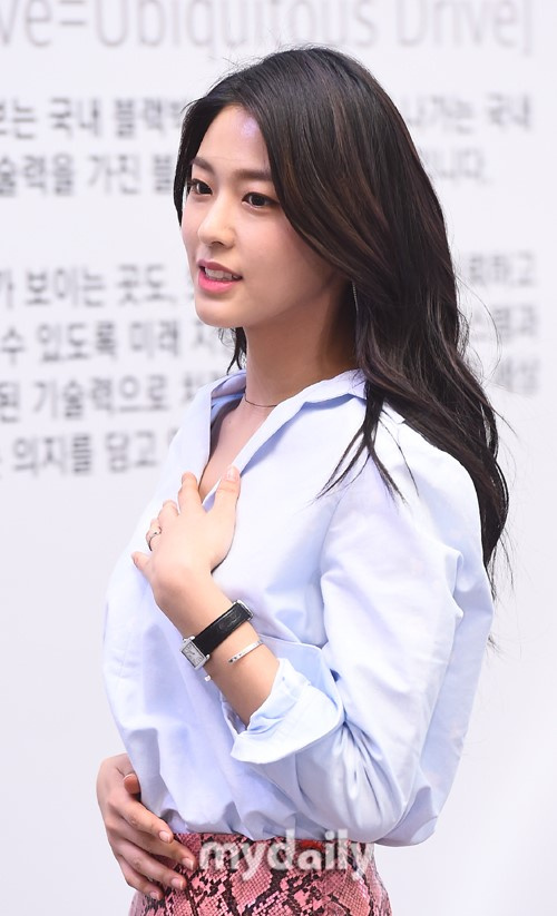 AOA雪炫出席代言品牌宣传 深V白衬衫性感迷