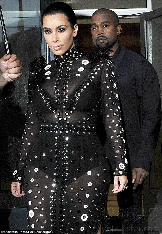 卡戴珊宣布怀二胎后首现身 穿高跟鞋配透视裙