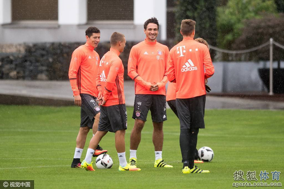 高清图:狐媚桑切斯归队首训 铁闸摊手在讲解啥