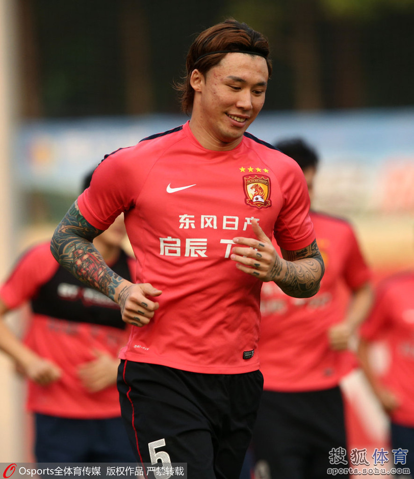 高清图:恒大备战赵旭日演功夫足球 曾诚摘面具