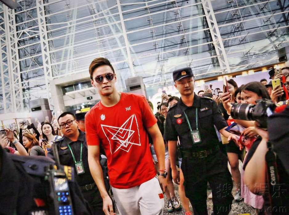 孙杨出发布达佩斯世锦赛 傲人长腿气场十足90