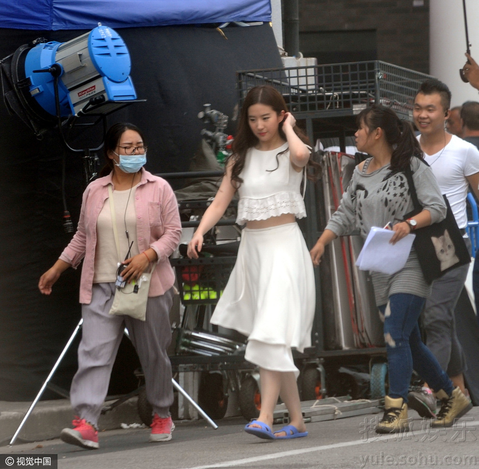 刘亦菲着白裙脚踩拖鞋匆匆离开 多人护送排场