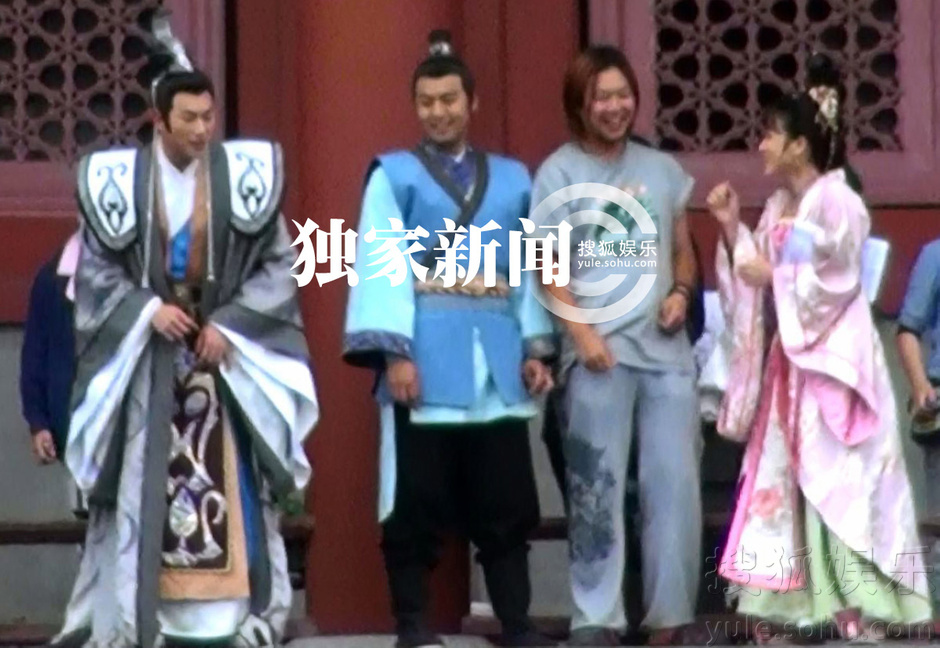 独家:陈键锋与演员开心聊天 表情丰富大呼小叫