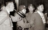 1950年7月17日，台湾国民党宪兵对临刑前的中共地下党员刘晋钰（左）与严惠先喂酒。