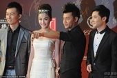 搜狐娱乐讯 第十五届上海电影节闭幕式开始，群星亮相红毯。陈志朋携美女亮相发型另类。