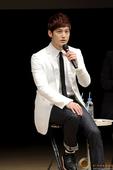 搜狐韩娱讯 韩国男演员金汎于4月29日在日本举行了粉丝见面会。当天进行脱口秀、做游戏、握手会等通过多...