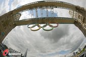北京时间2012年7月22日，伦敦奥运气氛渐浓，处处装扮一新，塔桥上也悬挂五环标志。 