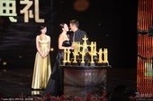 2011年8月28日讯，北京，第14届华表奖：与周润发同台颁奖 巩俐不慎摔倒。