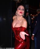 纽约当地时间12月4日，Lady Gaga现身街头。Gaga身穿一身妖娆红裙大秀豪乳，不过紧身的裙装...
